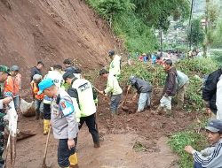 Gotong Royong Warga Bunutin Atasi Longsor yang Ganggu Saluran Irigasi