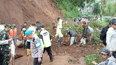Gotong Royong Warga Bunutin Atasi Longsor yang Ganggu Saluran Irigasi