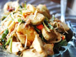Tipat Cantok, Kuliner Sederhana Bali yang Selalu Bikin Ketagihan