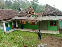 Kantor BUMDes Trunyan Ambruk Diterjang Cuaca