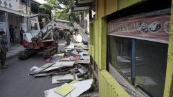 Satpol PP Tertibkan Bangli dan PKL Atasi Banjir Sukaasih