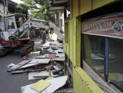 Satpol PP Tertibkan Bangli dan PKL Atasi Banjir Sukaasih